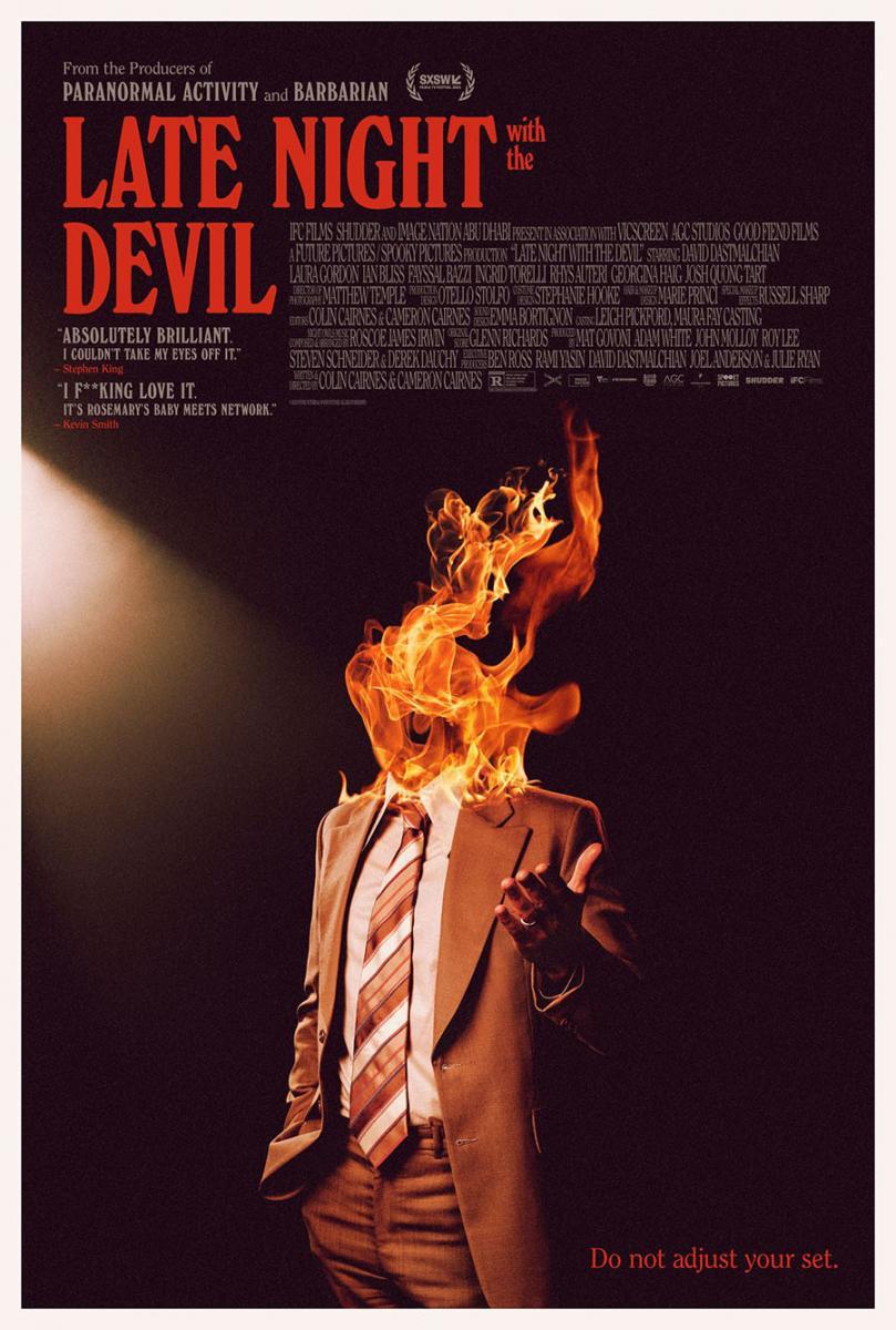 enbocacinefago's tweet photo. 💣 ¡Brutal! Nuevo póster y tráiler para la esperadísima LATE NIGHT WITH THE DEVIL, que por fin llegará a los cines de España el 24 de mayo, gracias a Filmin. 

Las cosas no van demasiado bien para un programa de misterio, por lo que su presentador decide organizar un gran espectáculo terrorífico para que regrese la audiencia: un exorcismo televisado. Pero durante el directo, las cosas se complican.. y MUCHO. 

Según muchos críticos y espectadores que ya han podido verla, se trata de una de las mejores películas de terror de los últimos años, y Stephen King mostró su entusiasmo.

TRAILER ⬇️