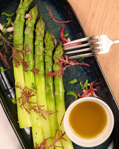 La saison des asperges est arrivée ! 
Découvrez les asperges de Jean-Pierre Laffitte, venues tout droit de Barcelone-du-Gers.
De la ferme à l’assiette, elles sont récoltées avec amour pour un goût inimitable, depuis près de 3 décennies:  venez les savourer dès à présent !