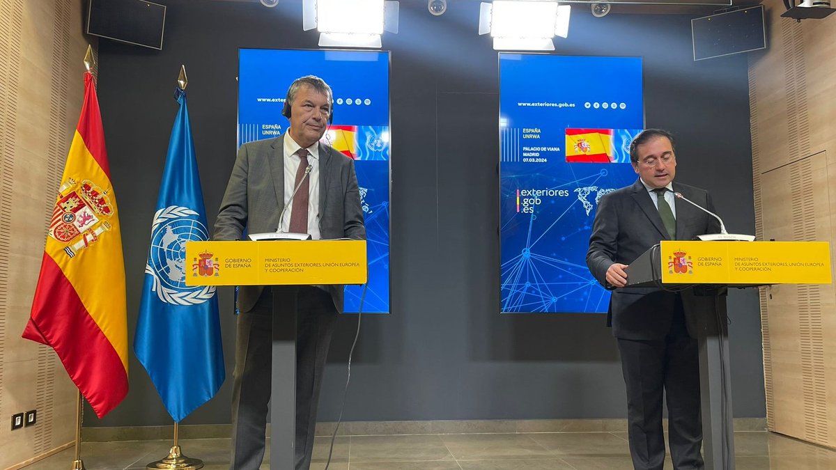 🎙️ Thank you 🇪🇸 for being such a strong strategic partner &amp; for the new contribution. I hope this will be a message for many other countries about the indispensability of <a href="/UNRWA/">UNRWA</a> in #Gaza and the region.

<a href="/UNLazzarini/">Philippe Lazzarini</a> with Minister <a href="/jmalbares/">José Manuel Albares</a> after their meeting at the <a href="/SpainMFA/">Spain MFA</a>.