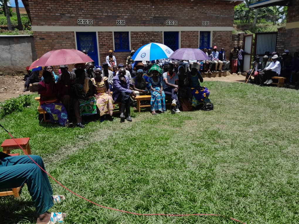 c_cdjp's tweet photo. #CdjpGikongoro Ku nkunga ya #MissioAachen, muri Paruwasi ya #Cyanika habaye igikorwa cy'ubusabane gihuza abafunguwe barangije ibihano ku cyaha cya jenoside yakorewe Abatutsi 1994 n'abo bahemukiye, hitabiriye ahantu 140 harimo n'abayobozi batandukanye.@RwandaCejp https://t.co/tAHO7D1VfE