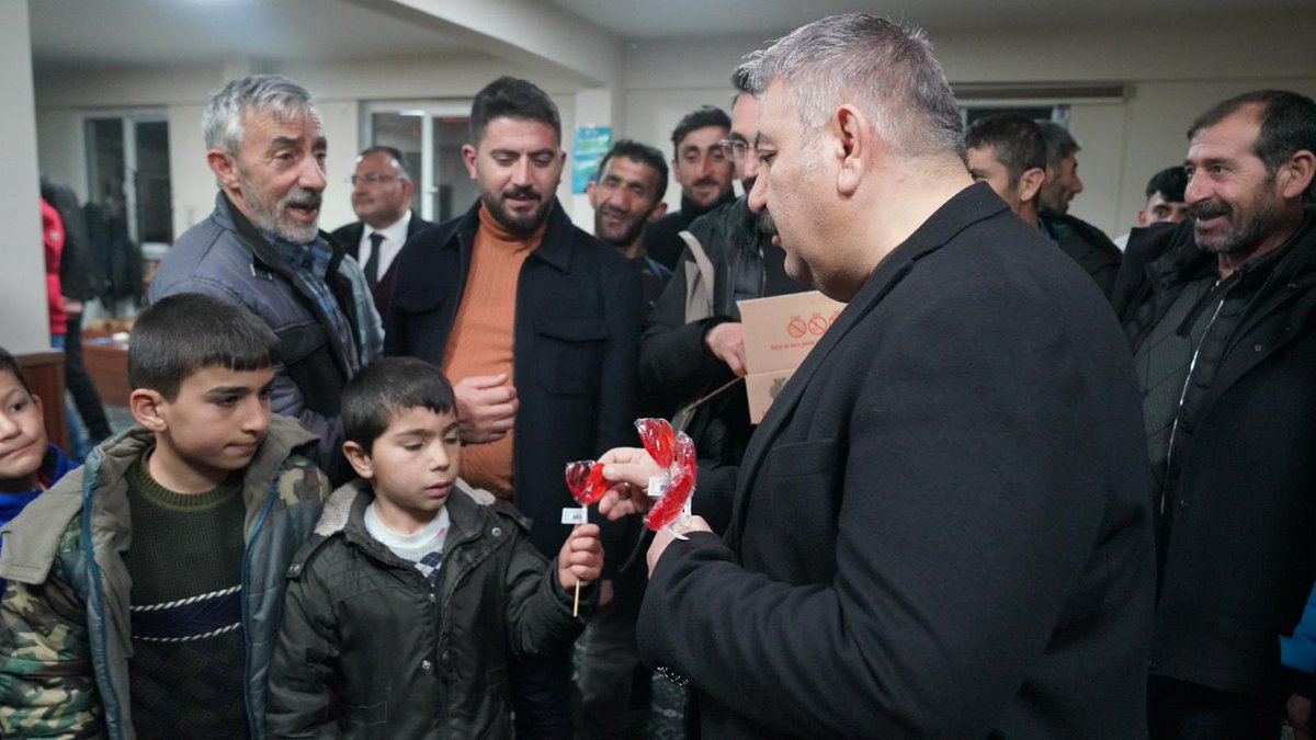 📍Dereboğazı
Merkezden kırsala, Palandöken’de nereye gidersek gidelim coşkuyla karşılanıyoruz. İşte Dereboğazı Köyümüz. Hınca hınç köy konağını dolduran komşularımız, yaptıklarımızı yapacaklarımızın teminatı olarak görüyor. Desteklerini çok güçlü bir şekilde ifade eden