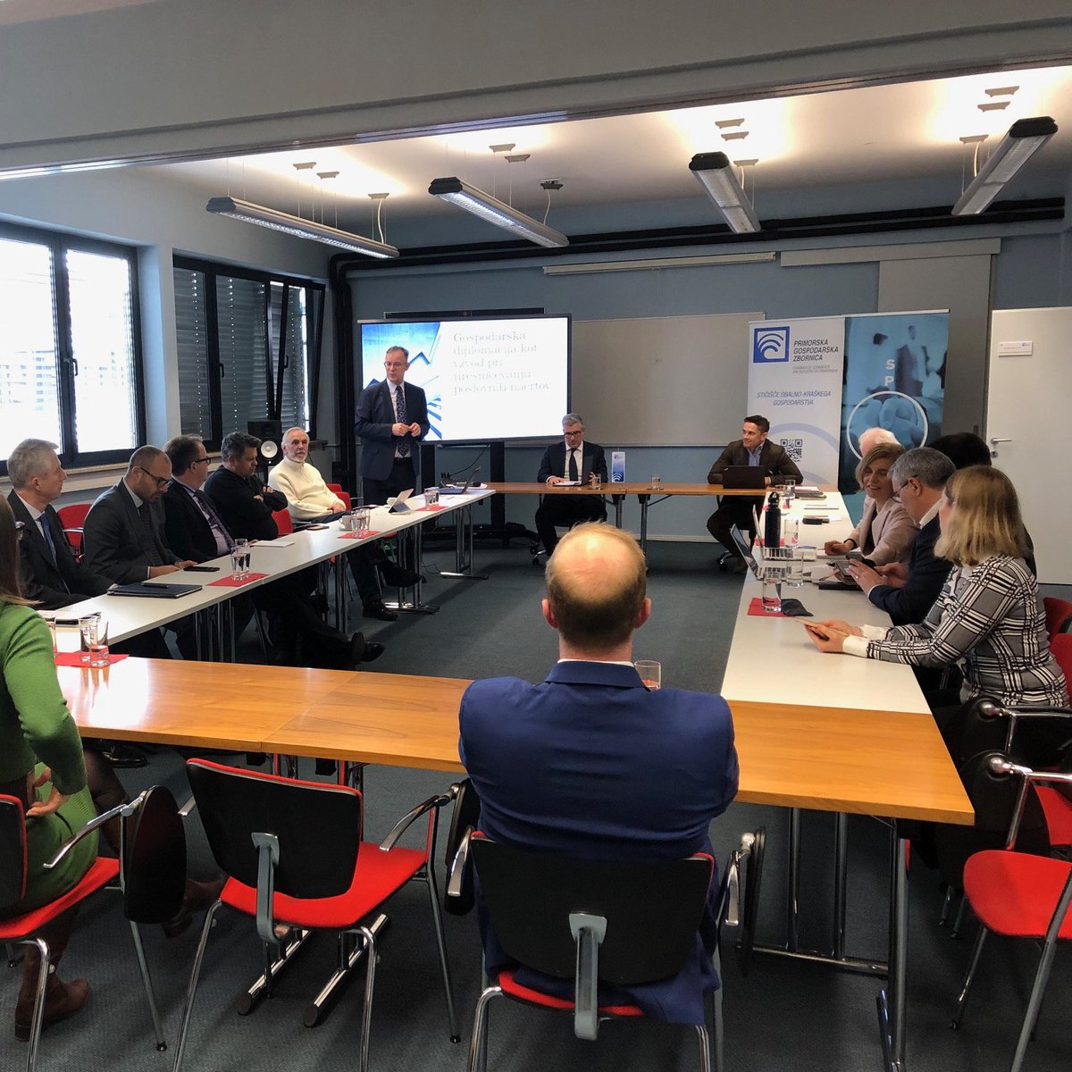 MZEZ_RS's tweet image. In #Koper, StateSec @markostucin, together with representatives of the Directorate for Economic &amp;amp; Public Diplomacy @MZEZ_RS, presented the activities of economic diplomacy &amp;amp; ways to help 🇸🇮 companies going international. He also met with the leadership of the Chamber of Commerce