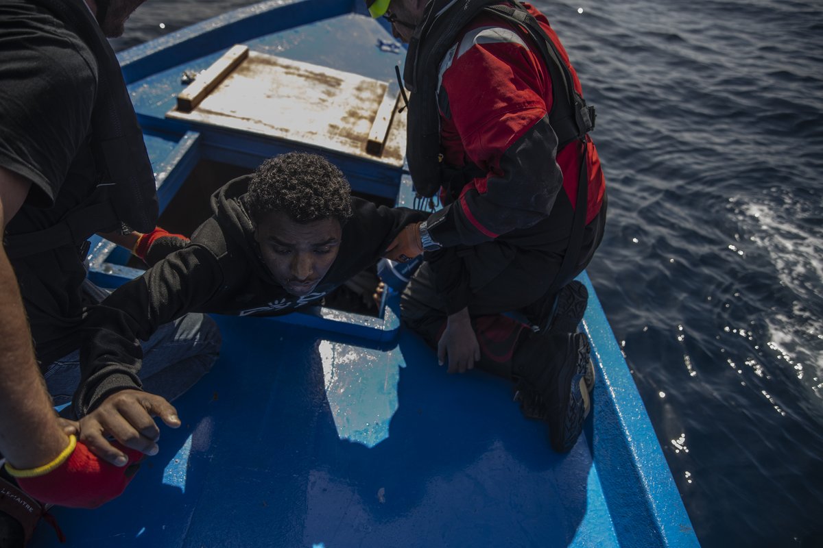 Gestern retteten wir 56 Menschen aus einem überfüllten Holzboot. KEIN Staat reagierte auf unsere Bitte nach medizinischer Evakuierung. Malta antwortete nicht, tunesische Behörden haben alle unsere Anfragen abgelehnt und Italien schob jede Verantwortung von sich.