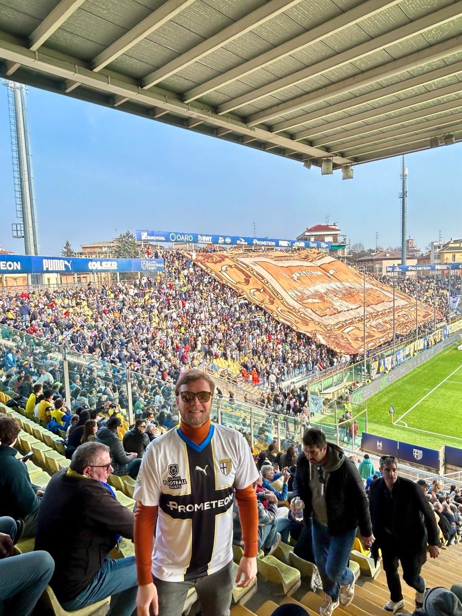 6rilleM's tweet photo. @_PointDePenalty Le Parma FC de cette saison en blanc. Floqué #13 Bonny  🇫🇷 🇨🇮 Acheté à la boutique il y a 2 semaines pour la réception de Pise (3-2). Et en prime la photo de touriste 😅 https://t.co/T9XkvDLPXM