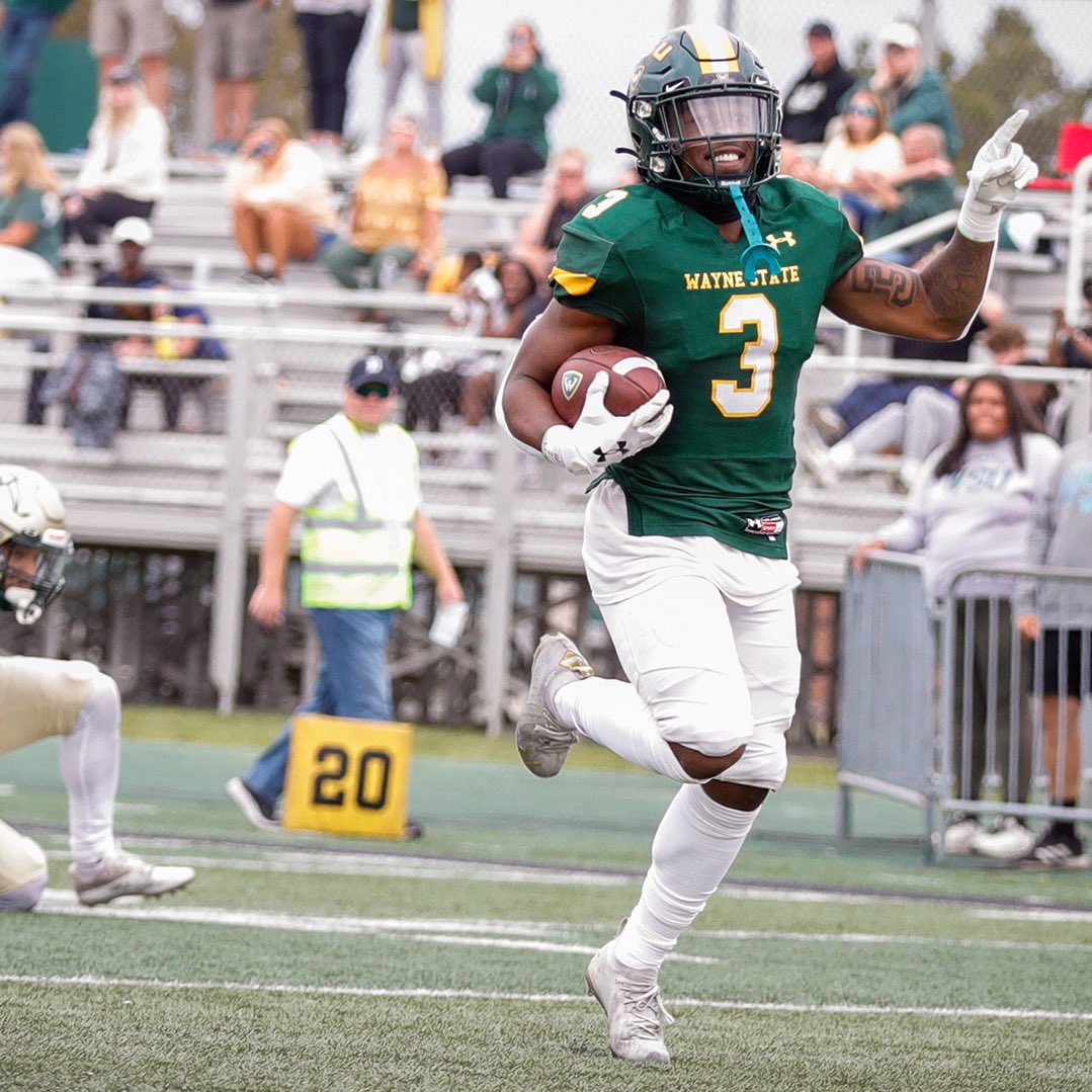 After a great conversation with @EdCollins26 i’m Blessed to receive an offer from Wayne State University🟢🟡 #AGTG @WSUWarriorFB @EL_Trojans_FB @TheD_Zone