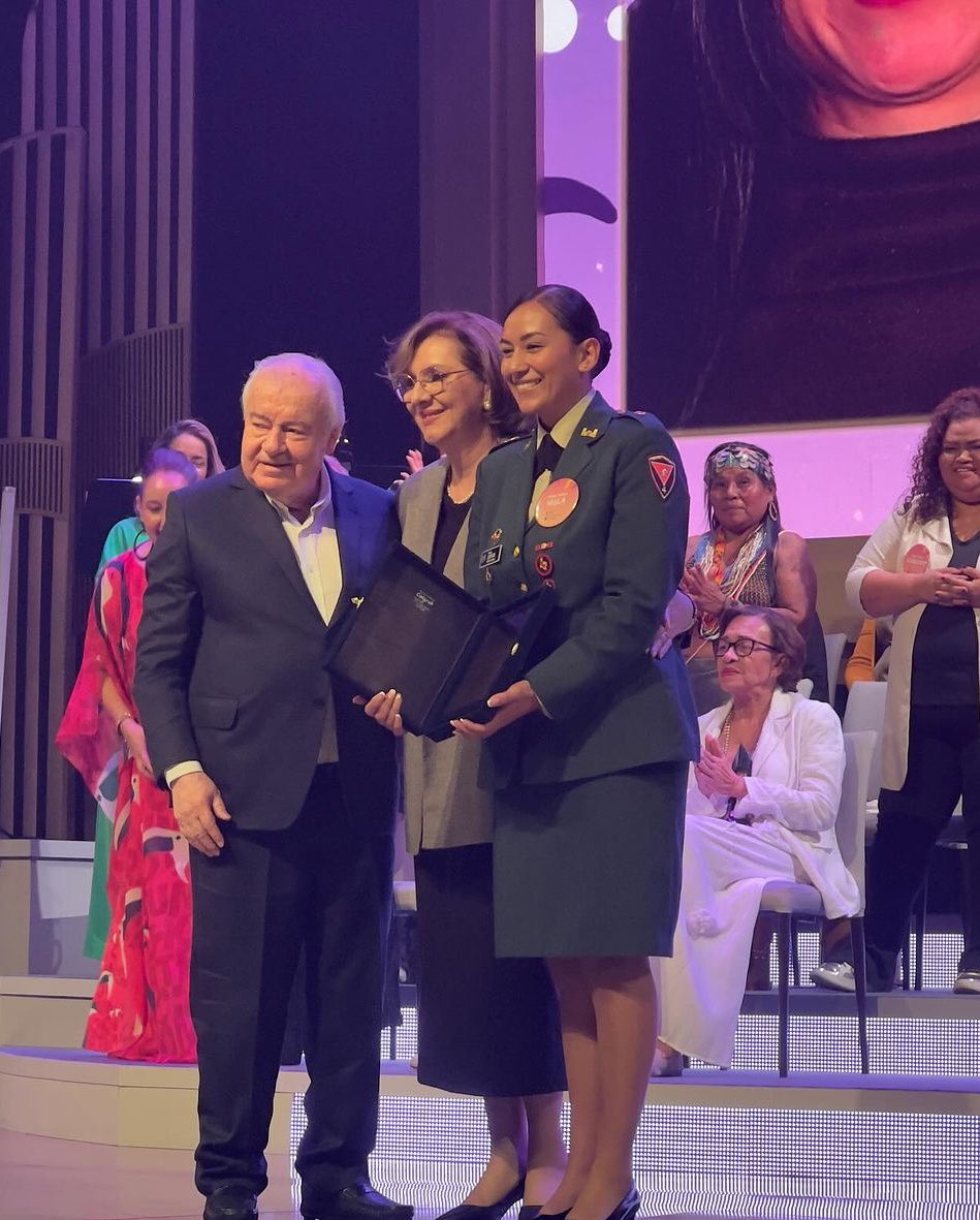 COMANDANTE_EJC's tweet photo. Total admiración y orgullo por nuestra teniente Lizeth Natalia Guío, de la Brigada de @Ingenieros_EJC, quien ganó reconocimiento digital «Gracias a Ella», y recibió una mención honorífica en el Premio Mujer @CafamOficial. (1) https://t.co/pJJHRuDznO