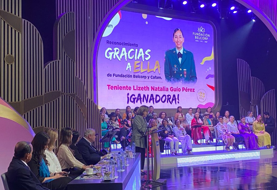 COMANDANTE_EJC's tweet photo. Total admiración y orgullo por nuestra teniente Lizeth Natalia Guío, de la Brigada de @Ingenieros_EJC, quien ganó reconocimiento digital «Gracias a Ella», y recibió una mención honorífica en el Premio Mujer @CafamOficial. (1) https://t.co/pJJHRuDznO