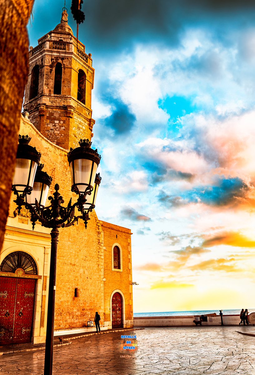 RetallsdeSitges's tweet photo. Capvespre a Sitges: un llenç de llum i color, on l'església de Sant Bartomeu s'alça desafiant i el cel regala poesia visual. 🌅⛪🎨 #Sitges #RetallsdeSitges #LluisChaconPhoto https://t.co/0lllY9Ijph