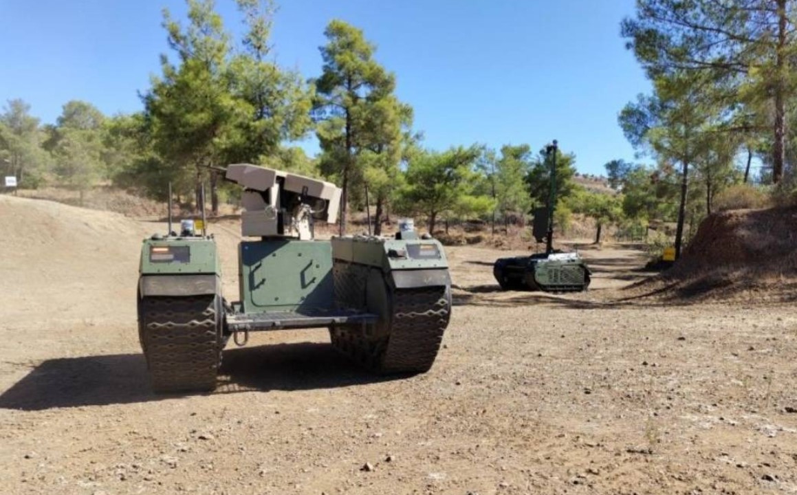 Def_Redefined's tweet photo. 1/2 short 🧵
Οι 2 εκδόσεις του #themis_ugv που παρουσιάστηκαν στην 🇨🇾 στα πλαίσια του προγράμματος #lynkeus το φθινόπωρο του 2022. Από τότε το THeMIS έχει δοκιμαστεί αρκετά σε πολεμικές συνθήκες. Μπορεί να φέρει μεταξύ άλλων πολυβόλα (7,62 mm +) & σουίτα ISR. Περισσότερα στο 2/2 https://t.co/Zit8snEMn0