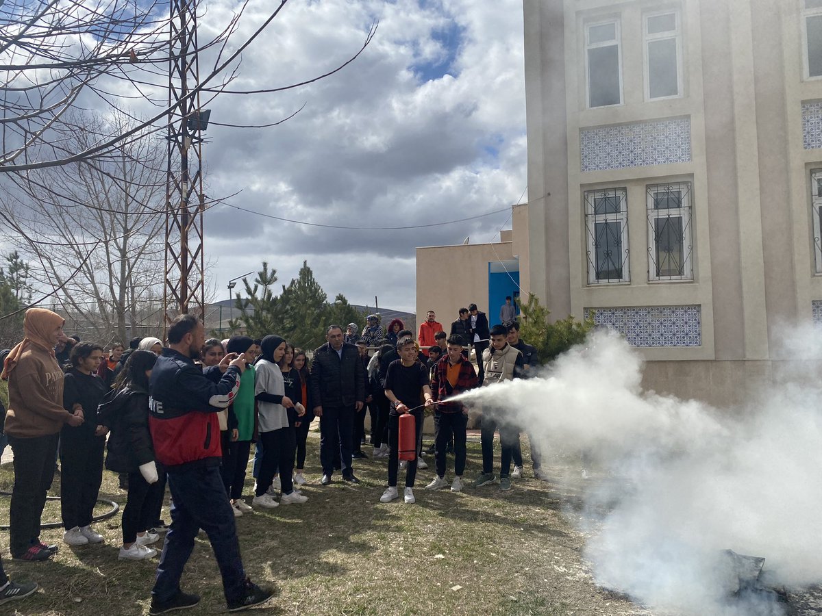Okulumuzda Gürün Belediyesi İtfaiye birimi çalışanlarının katılımı ve bilgilendirmesi ile okulumuz öğrencileri ve öğretmenleri ile birlikte yangın tatbikatı yapıldı.@Yusu__Tekin <a href="/sivasvaliligi/">Sivas Valiliği</a> <a href="/sivasmem/">Sivas Millî Eğitim Müdürlüğü</a> <a href="/necatiyener_/">Necati YENER</a> <a href="/GurunMEM/">Gürün İlçe Millî Eğitim Müdürlüğü</a> <a href="/GurnBelediyesi/">GÜRÜN BELEDİYESİ</a> <a href="/MMuharrem_Demir/">Muharrem DEMİR</a>