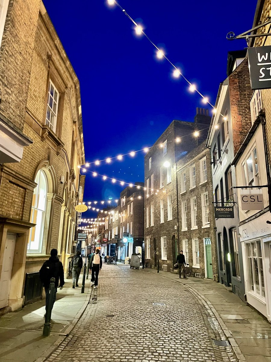 PaigeToonAuthor's tweet photo. Cambridge was looking lovely last night.. This is where #OnePerfectSummer, #OnePerfectChristmas &amp; #TheMinuteISawYou are set &amp; lots of scenes take place here on the river. In fact, the last shot shows the spot where Hannah disembarks the canoe to run off to McDonald’s for a wee 🤣 https://t.co/G5rbajqpjP