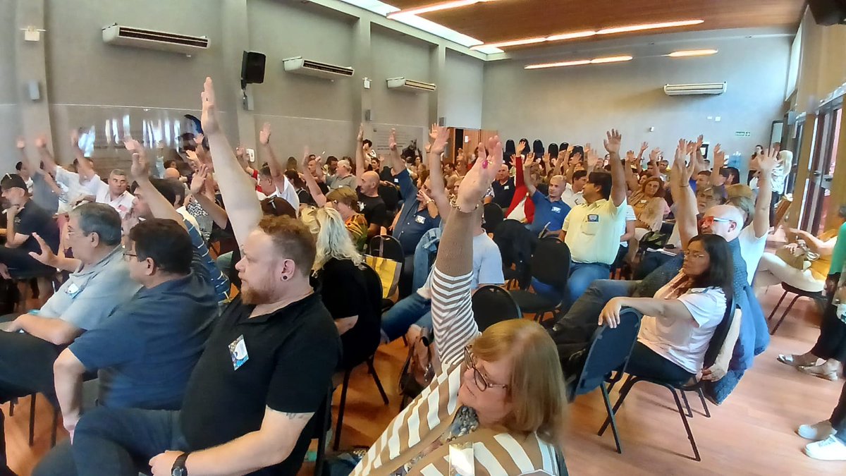 UEPC_oficial's tweet photo. 🔵 Ante la falta de una propuesta salarial del @gobdecordoba , la Asamblea aprobó realizar acciones en todos los Departamentos del 11 al 13/3 y un paro por 24 horas con medidas gremiales en toda la provincia el jueves 14/3.

📲 Leé las resoluciones  👉🏽 https://t.co/URZhBuUluy https://t.co/7vwgtFkzTL