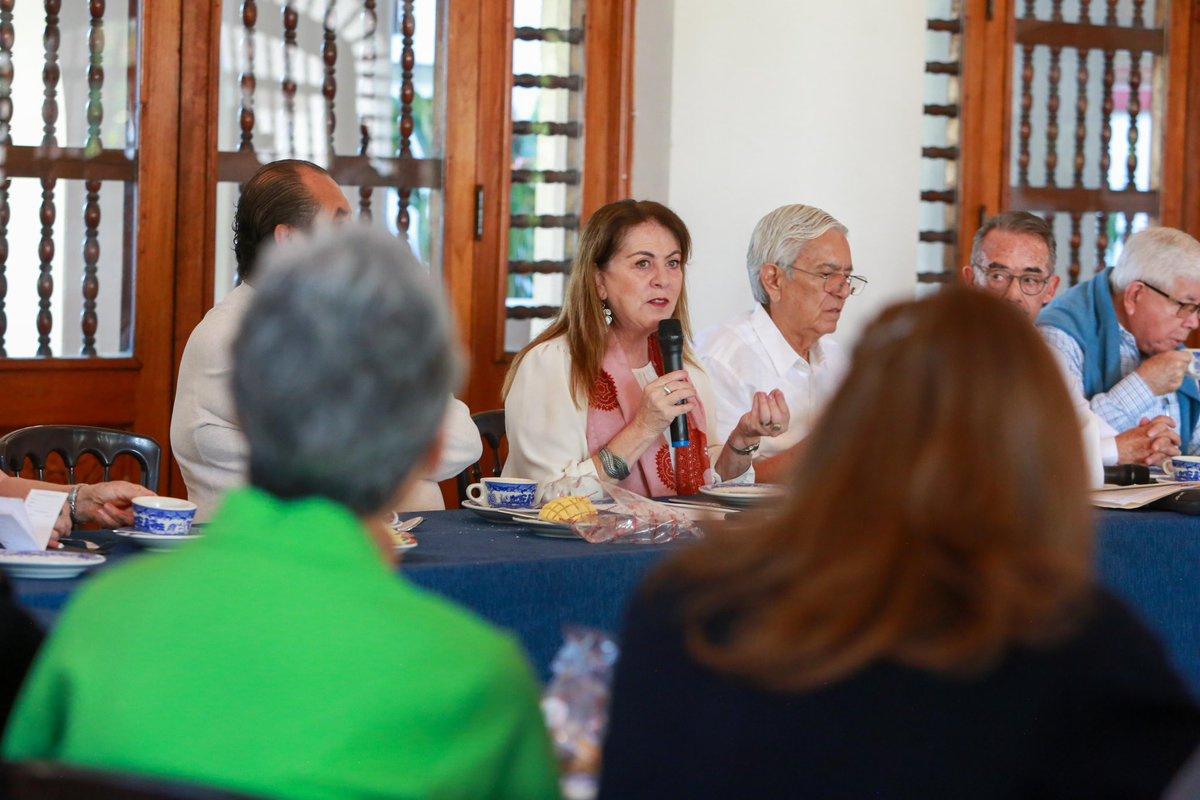 margarita_gs's tweet photo. Un honor como siempre compartir espacios con personas con visión humanista como los y las integrantes de la Asociación Morelense de ex alumnos de la UNAM, con quienes coincidí que las problemáticas de Morelos deben abordarse desde diversas perspectivas. Muchas gracias a su presidente, Mario Alcaraz, por el espacio para dialogar.