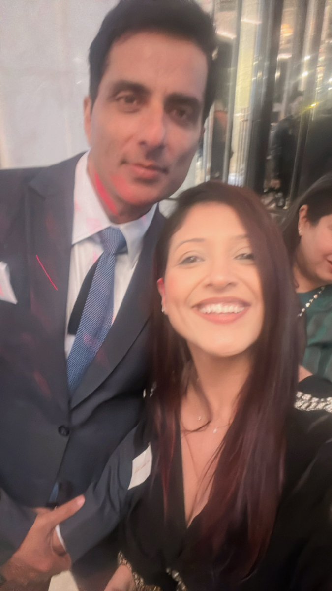 DrRadhikaBatra's tweet image. Thrilled to finally meet @SonuSood, after helping 1000s in the Covid pandemic together.. Mr Sood says “I don’t hesitate to call someone I don’t know, to help another whom I don’t know” - I think that’s the only true way to change the world! @SoodFoundation @EveryInfMatters 🖤