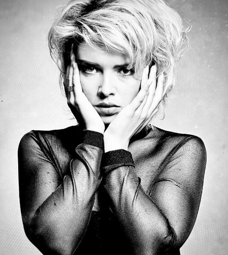 Great image of @kimwilde by American photographer Sheila Rock.