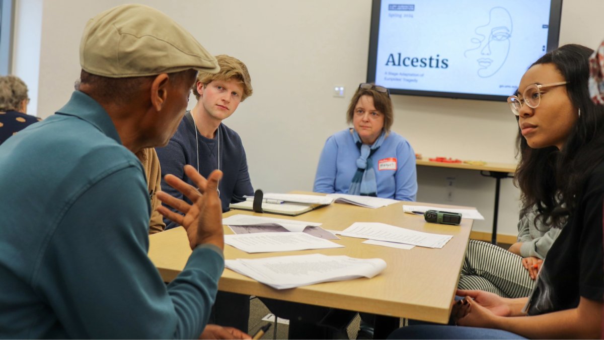 theparrcenter's tweet photo. Don't miss #CoffeeWithAlcestis today at @WilsonLibUNC
https://t.co/DUQysNZ1Xe
Last wk community members & undergrads at @chpublib read #Alcestis together. Monday @AD_Classics gave a talk on the tragedy's themes at @FlyleafBooks
A #UNCHumanities collab w/ @MusicAtUNC & Classics https://t.co/kZW8OdXR7G