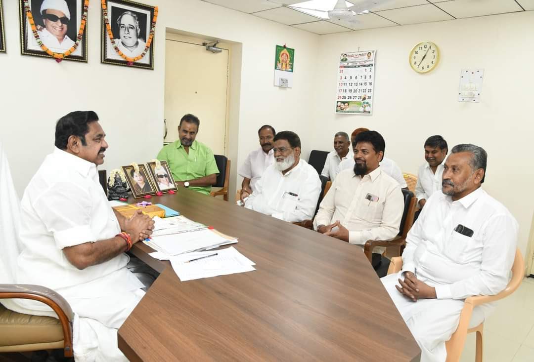 thiyagu_Aiadmk's tweet photo. #BreakingNews 🔥
ஐக்கிய முஸ்லிம் முன்னேற்ற கழகம் அதிமுகவிற்கு ஆதரவு
அதிமுக பொதுச்செயலாளர்
மாண்புமிகு எதிர்க்கட்சித் தலைவர்
திரு எடப்பாடி பழனிசாமி அவர்களை நேரில் சந்தித்து தங்களது ஆதரவை தெரிவித்த IMMK நிர்வாகிகள் உடன் மாண்புமிகு முன்னாள் அமைச்சர்
திரு எஸ் பி வேலுமணி அவர்கள்
#IMMK + #ADMK
#spvarmy #EPS #EDAPPADIYAR #SPV #SPVelumani #AIADMK
#ADMKITWINGOFL @ADMKofficial @EPSTamilNadu @SPVelumanicbe @V_Jayaraman123 @MLA_SulurOffl #sdamodaranadmk #AmmanKArjunan #kr_jayaram @satyenaiadmk @RamaAIADMK @CTR_Nirmalkumar @sasiitcbe @VigneshSubbian @ARUNJR_CBE @rajeshaiadmk @FERRARI_NIRMAL @riyose_Khan #spvarmy #spv24x7
#ADMK_CBE
#ADMK_CBE_SOUTH
#selvapuram_itwing
#THONDAMUTHUR_CONSTITUENCY