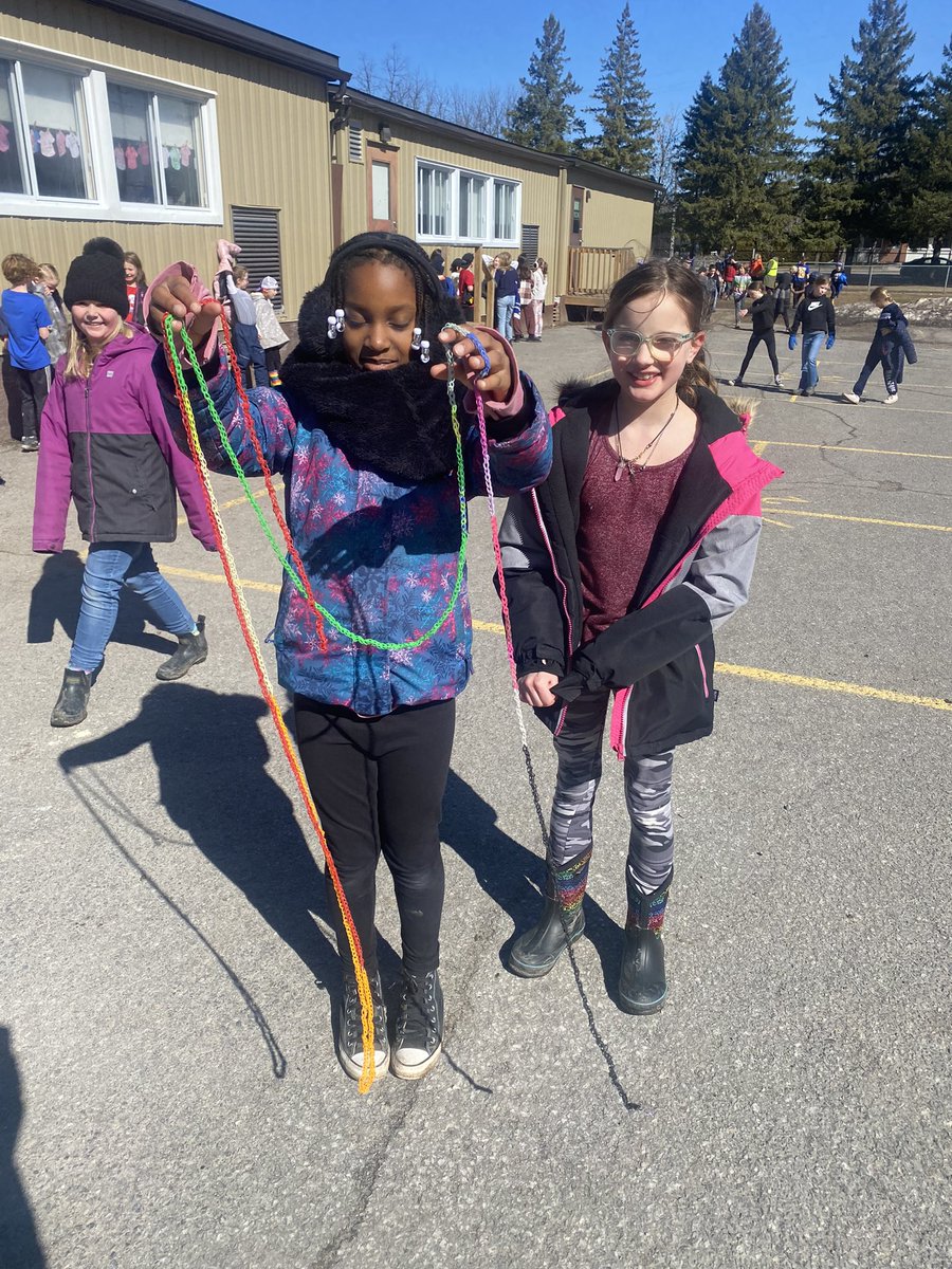The LONGEST rainbow loom in the history of the world!