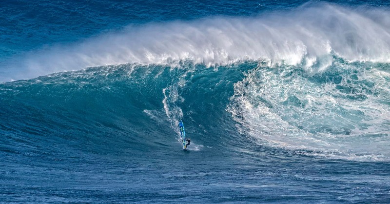 surfertoday's tweet photo. The New Caledonian windsurfer improved her previous Guinness World Record by four feet one day after learning that her husband was diagnosed with Leukemia.
#sarahhauser #peahi #jaws #guinnessworldrecord #gwr #windsurf #windsurfing