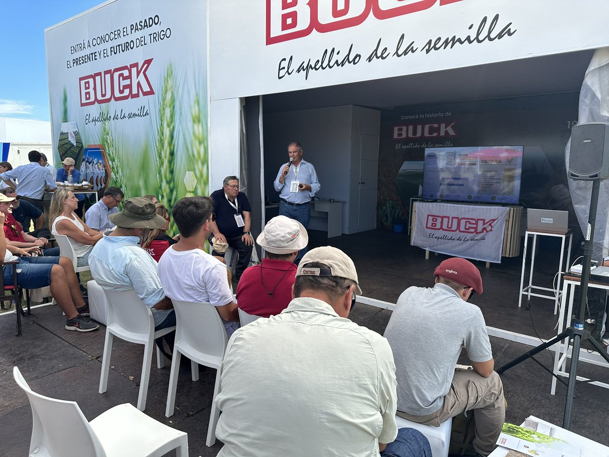 BuckSemillas's tweet photo. #PresentaciónComercial en @Expoagrocom👉 @MarioCattneo1 nos cuenta sobre #Cebadas, el lanzamiento del #Girasol #Buck243CL 👉de mayor rendimiento y mayor contenido oleico 🙌 y sobre nuestra nueva #Avena #Serena https://t.co/cfjA3GbBS2