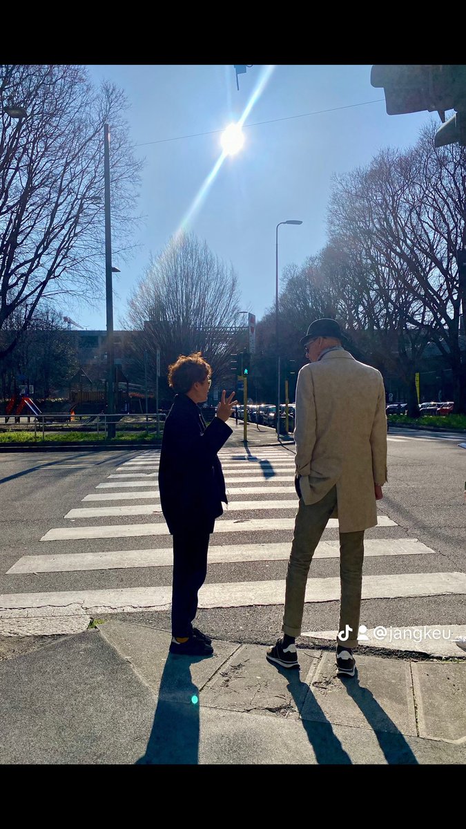 jang_keu's tweet photo. I'm feeling happy for having many amazing friends! They're talented, kind, and passionate about their work. One of them is Mark Buxton, a renowned master perfumer. Not only is he a master of his craft, but he's also one of the most generous and humorous people I know. https://t.co/KjPVvmrv2A