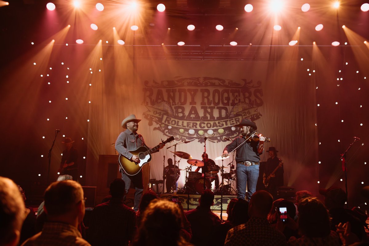 randyrogersband's tweet photo. Still on a high from our two shows at @theryman this past weekend! It's always such an honor to play Nashville's most iconic venue. Thank y'all for coming out and celebrating Texas Independence Day with us 🤘

📸: @AnneliseSarah https://t.co/vOqMHbFchA