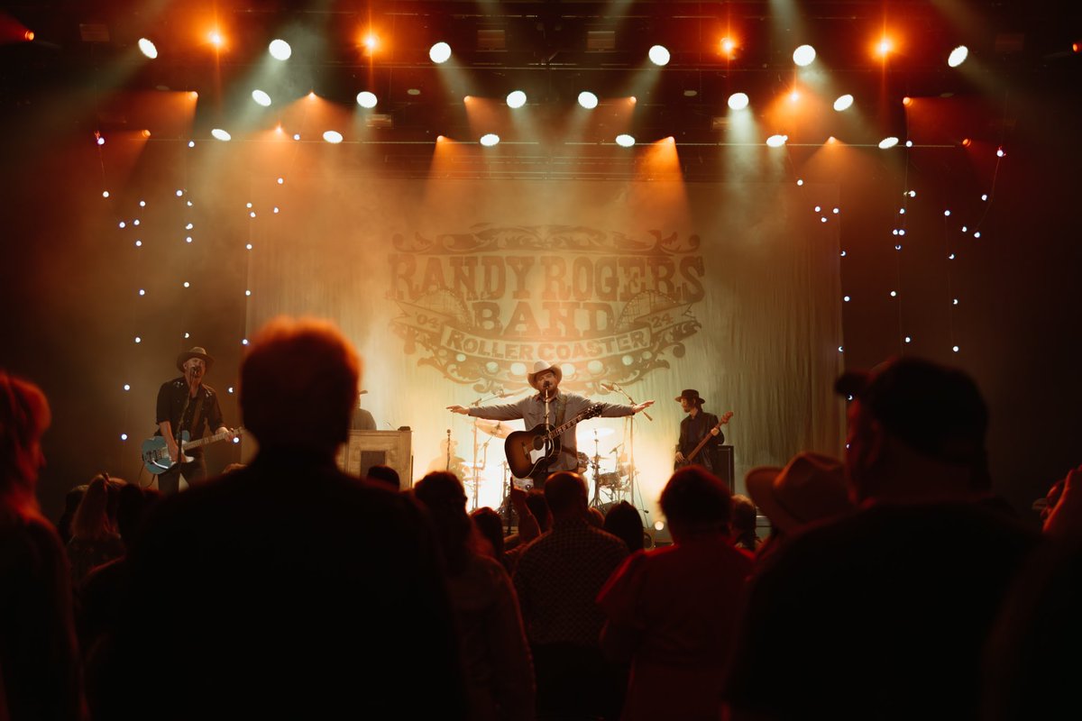 randyrogersband's tweet photo. Still on a high from our two shows at @theryman this past weekend! It's always such an honor to play Nashville's most iconic venue. Thank y'all for coming out and celebrating Texas Independence Day with us 🤘

📸: @AnneliseSarah https://t.co/vOqMHbFchA