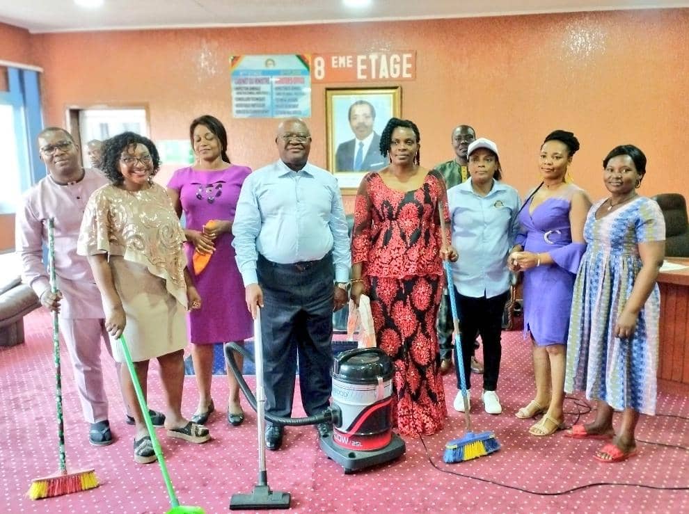 JosephLE_'s tweet image. Aux côtés des  Great Ladies du MINFOPRA et à l'œuvre pour donner un coup de neuf à nos bureaux qui doivent demeurer des cadres propices à l'épanouissement professionnel. En cette veille du 8 mars 2024, le geste peut paraître anodin. Que non! Le symbole vaut son pesant d'or.