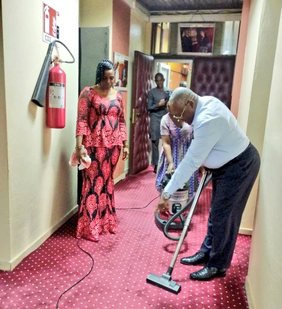 JosephLE_'s tweet image. Aux côtés des  Great Ladies du MINFOPRA et à l'œuvre pour donner un coup de neuf à nos bureaux qui doivent demeurer des cadres propices à l'épanouissement professionnel. En cette veille du 8 mars 2024, le geste peut paraître anodin. Que non! Le symbole vaut son pesant d'or.