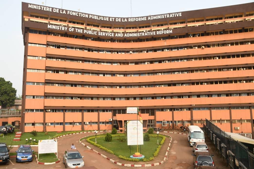 JosephLE_'s tweet image. Aux côtés des  Great Ladies du MINFOPRA et à l'œuvre pour donner un coup de neuf à nos bureaux qui doivent demeurer des cadres propices à l'épanouissement professionnel. En cette veille du 8 mars 2024, le geste peut paraître anodin. Que non! Le symbole vaut son pesant d'or.