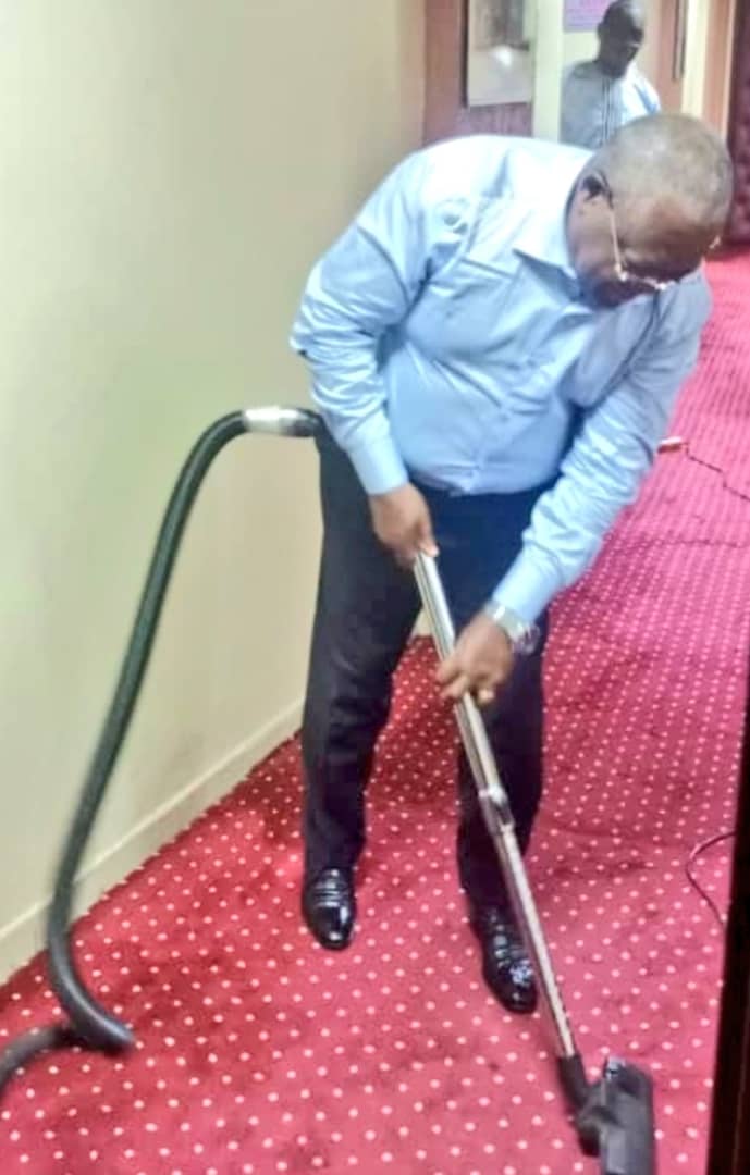 JosephLE_'s tweet image. Aux côtés des  Great Ladies du MINFOPRA et à l'œuvre pour donner un coup de neuf à nos bureaux qui doivent demeurer des cadres propices à l'épanouissement professionnel. En cette veille du 8 mars 2024, le geste peut paraître anodin. Que non! Le symbole vaut son pesant d'or.