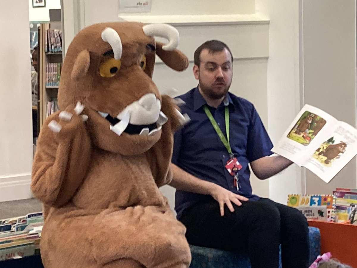 Happy #WorldBookDay2024 we hope you have had lots of fun celebrating. We have enjoyed some lovely class visits, stories and crafts (and also a very special guest). Love books, love reading #LoveYourLibrary! 
#ElthamLibrary @GreenwichLibs