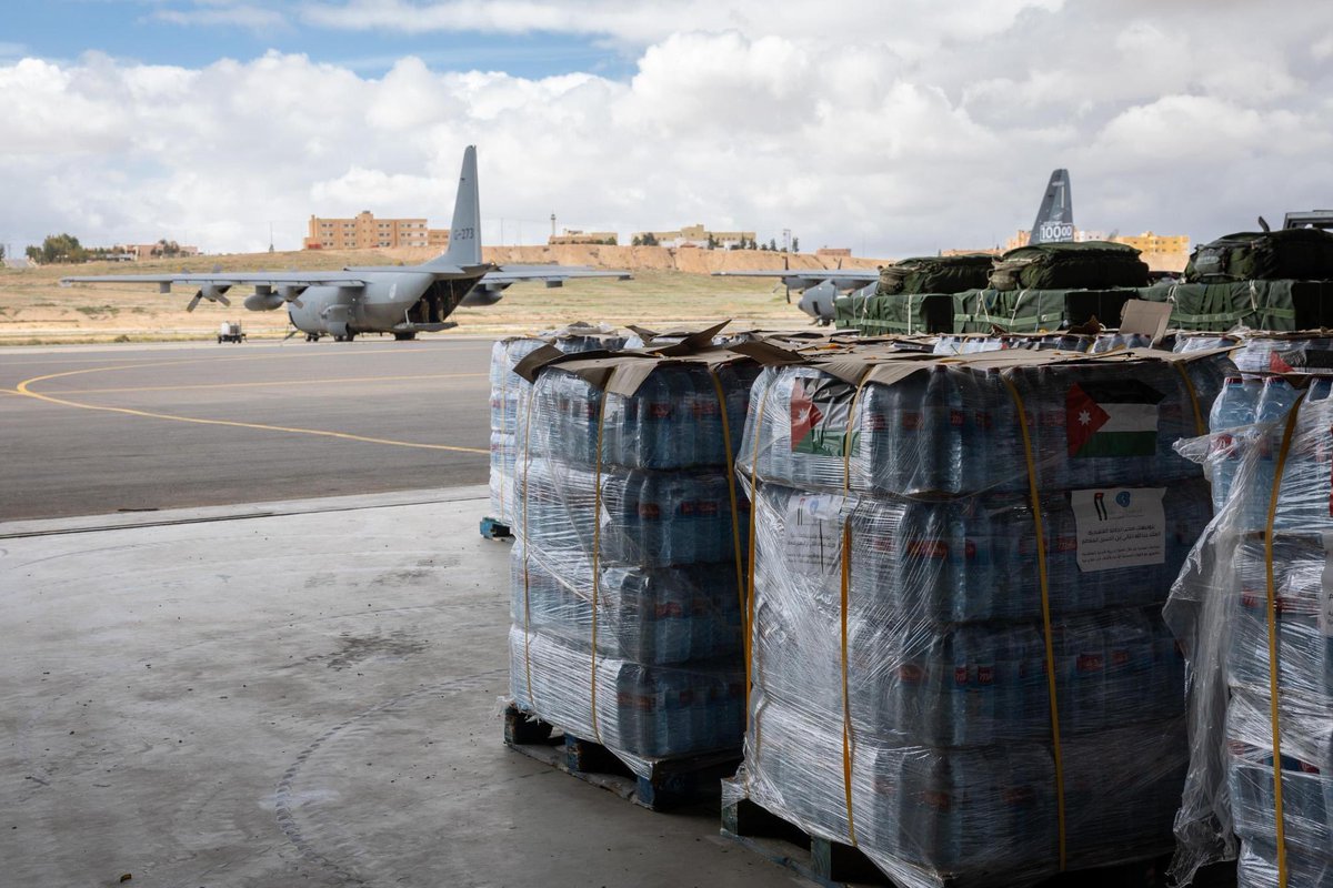 Defensie's tweet photo. Een C-130 van @Kon_Luchtmacht heeft vandaag, in een gezamenlijke inspanning met andere landen, voedselpakketten boven Gaza gedropt. Nederland bereidt zich voor op meer luchtdroppings van hulpgoederen mochten de omstandigheden dit toelaten. #Gaza #Defensie https://t.co/M6GKKAAwCb
