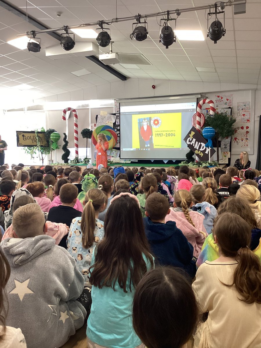 Thank you so much to @BalshawLaneCPS for having me in assembly today for #WorldBookDay 🥹💛 I’ve stood on this stage a lot in my life but it was so special to be back 20 years later to talk about @HappyNewspaper_ and my books 🌈