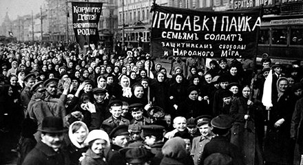 Manifestación del día de la mujer proletaria el 8 de marzo de 1917 en Petrogrado que dio comienzo a la Revolución rusa. 
#8Marzo
#DiaDeLaMujerTrabajadora ✊🏼✊🏼