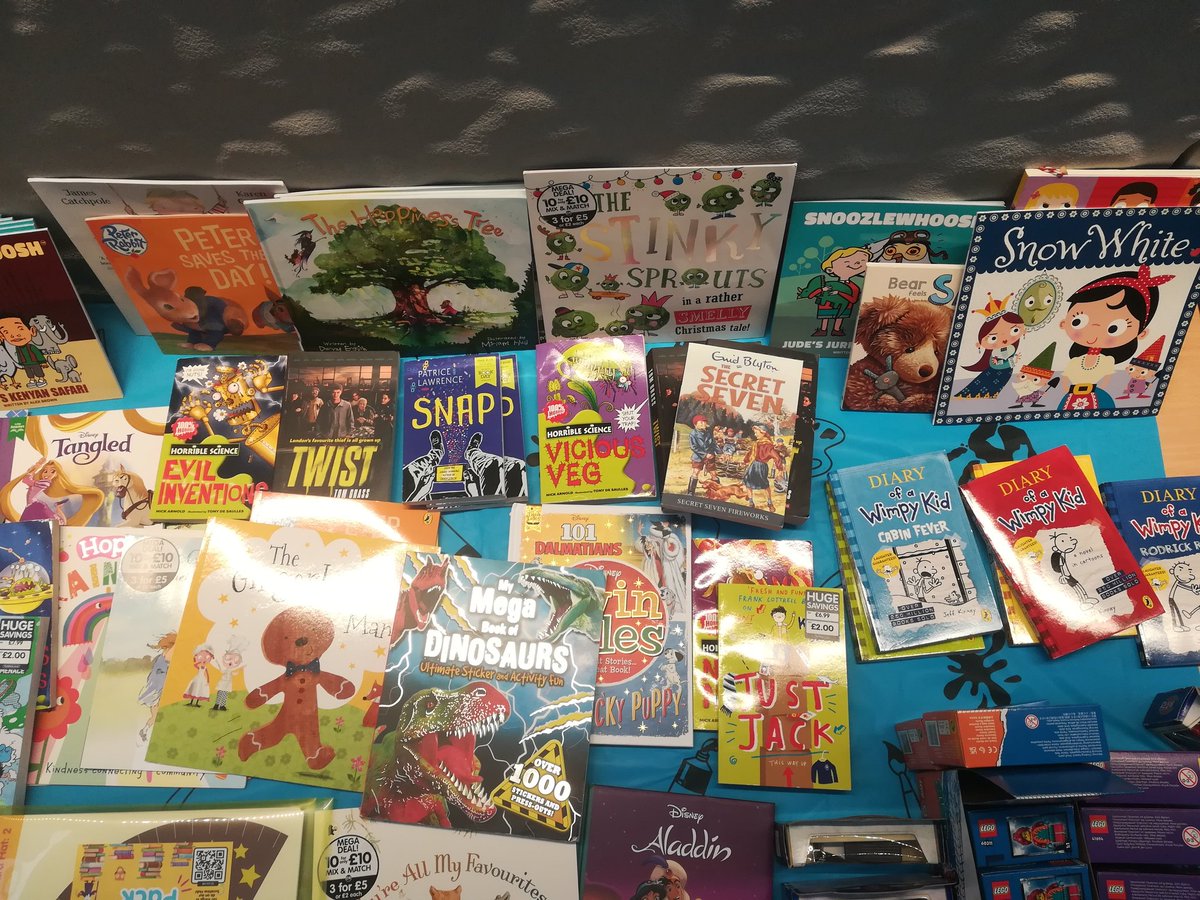 Great to see the #RHCYP buzzing with activity this #WorldBookDay2024 - with our marvellous Play Team on hand with a selection of beautiful books to take home. Thanks also to @RaysofSunshine for the activity packs! 💙