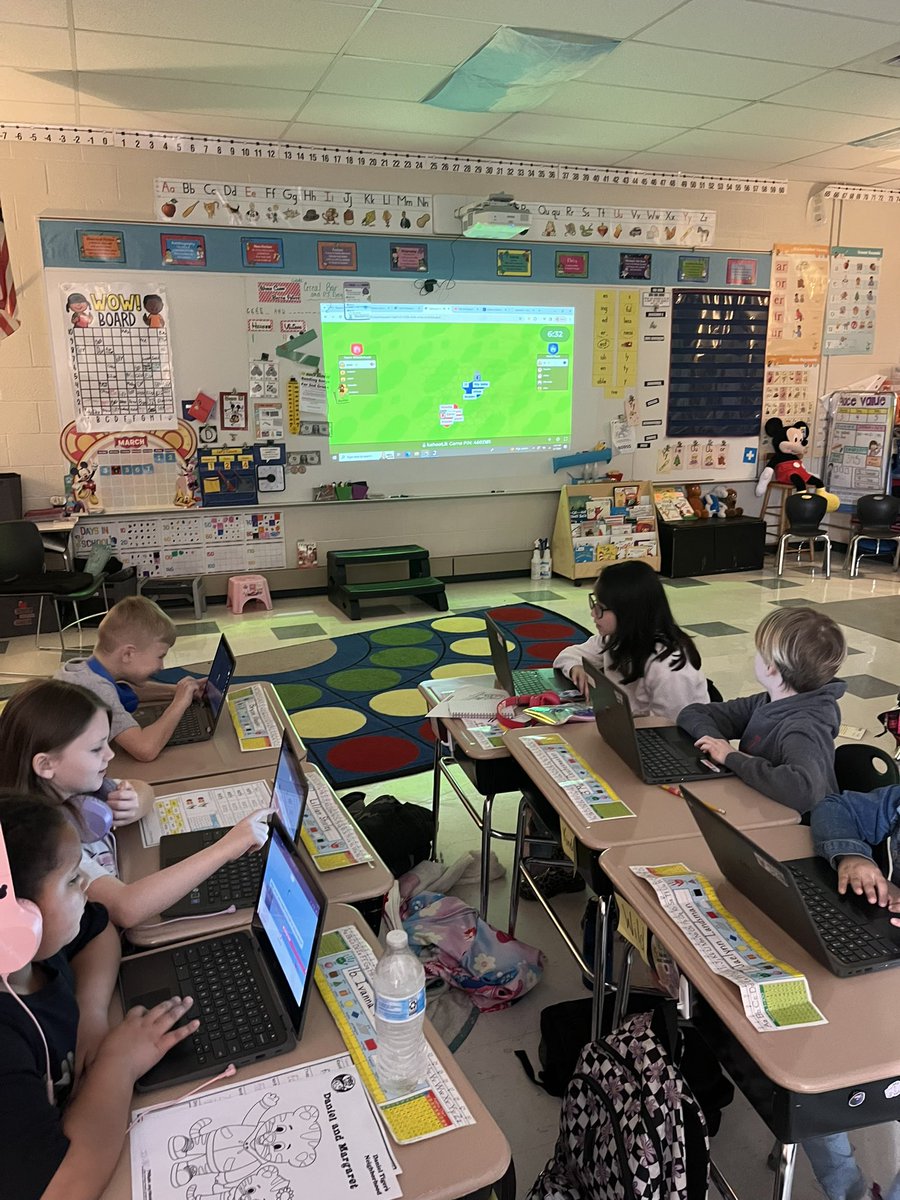 Garman_2ndSTARS's tweet image. Reviewing for our history test is extra fun when we use @Kahoot #teamchallenge mode @HanStElem. #hpsdawesome