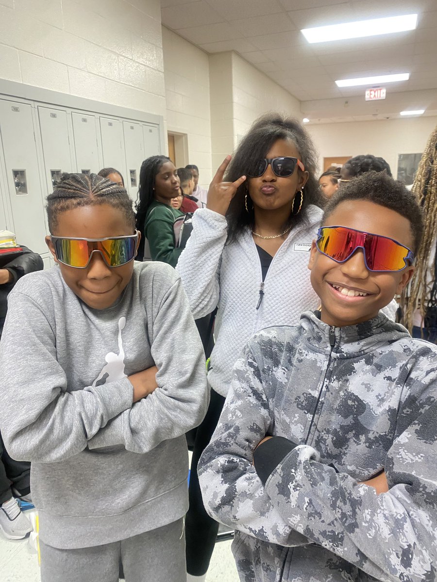 ahdee315's tweet photo. Today @WMSHCS we are letting our gifts shine @FredricLatschar @creseda_hawk 
#differencesmatter #brokencrayonsstillcolor
#ESEweek https://t.co/7bgetM88MX