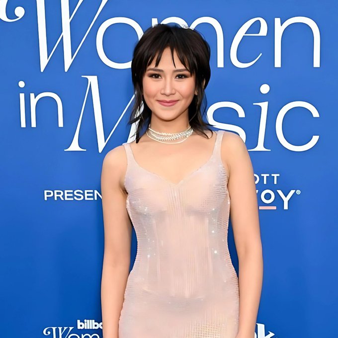 WORLDMUSICAWARD's tweet photo. #SarahGeronimo makes history as the first Philippine Artist honored at the Billboard Women in Music Awards! 💪🥇🇵🇭👩‍🎤🇺🇸🏆🐐🔥👑🤍
The beautiful Popstar Royalty made a meaningful speech as she accepted the Global Force Award at the awards ceremony in LA, rocking a pink custom-made Michael Cinco corset dress and wolf cut hair! ❤️‍���

Watch: https://t.co/GmDGbJRAXW 

#SaraG
#SarahGforBillboardPH  
#MICHAELCINCO