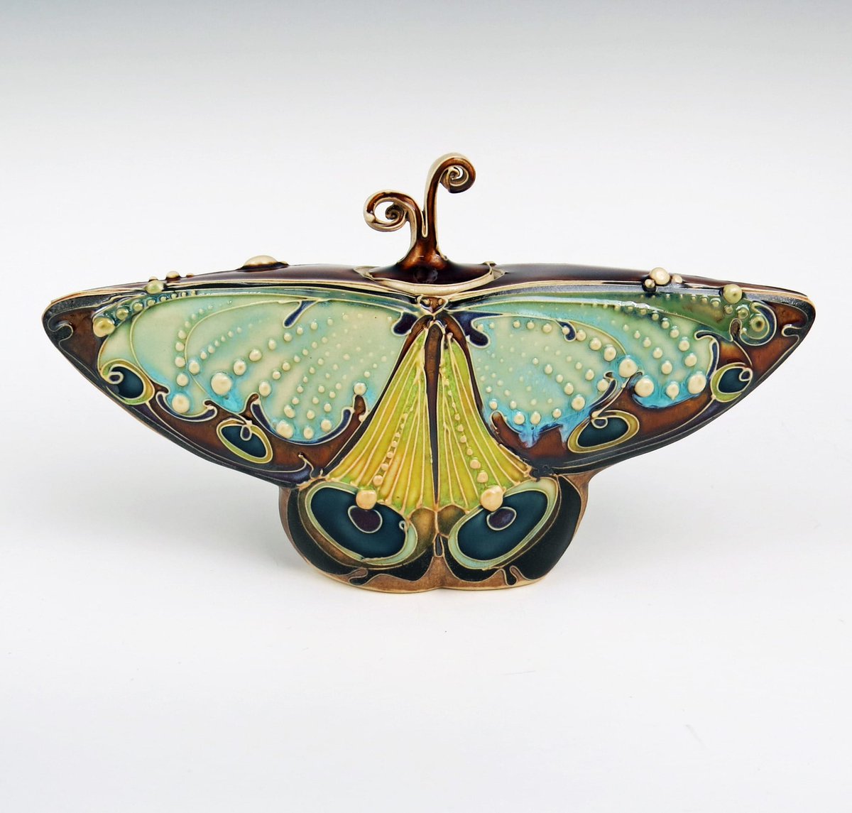 womensart1's tweet photo. Carol Long, US ceramicist who draws influences from plant and animal life #WomensArt https://t.co/kpwrSH3IhU