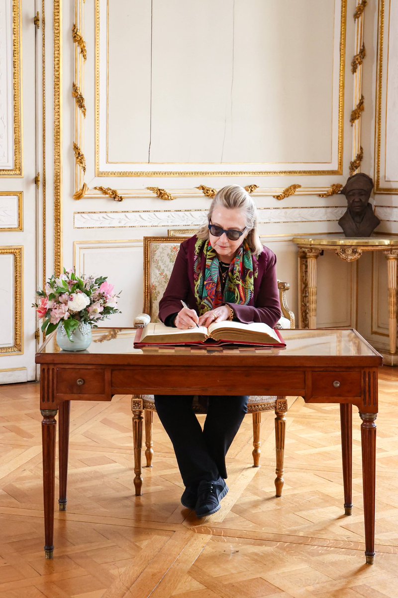 PierreHurmic's tweet photo. J'ai eu le grand plaisir d'échanger avec Mme Hillary Clinton et de lui avoir fait visiter Bordeaux.
Nous avons bien sûr partagé nos visions sur les enjeux de transition écologique.

🇺🇸 You'll always be welcome in Bordeaux @HillaryClinton ! https://t.co/i1r1eJz7ay