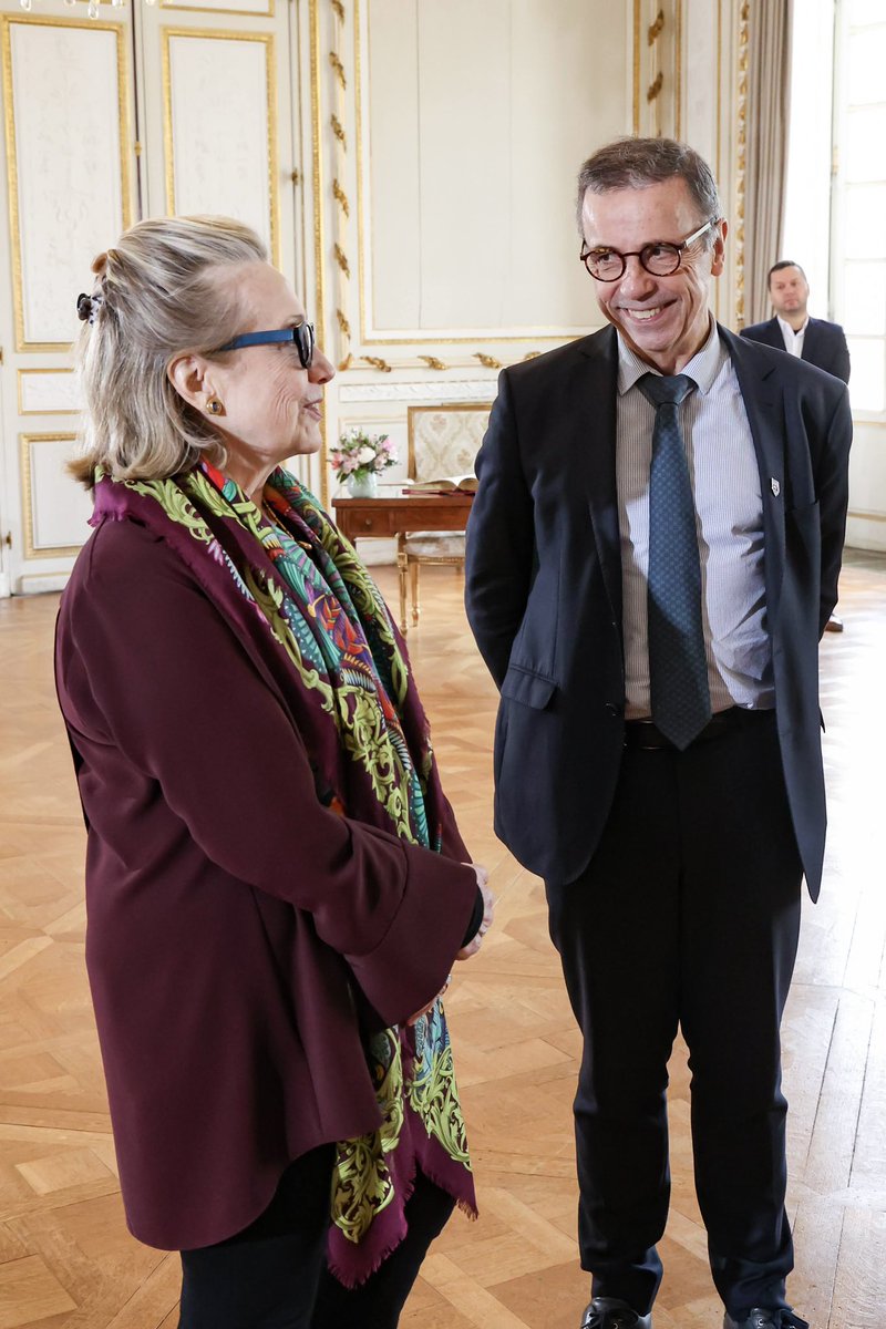 PierreHurmic's tweet photo. J'ai eu le grand plaisir d'échanger avec Mme Hillary Clinton et de lui avoir fait visiter Bordeaux.
Nous avons bien sûr partagé nos visions sur les enjeux de transition écologique.

🇺🇸 You'll always be welcome in Bordeaux @HillaryClinton ! https://t.co/i1r1eJz7ay