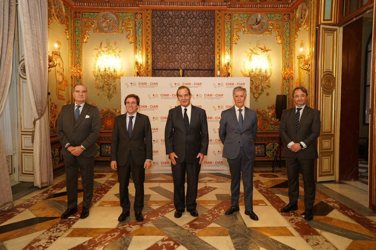 El SGI, Andrés Allamand, saluda el acuerdo entre el <a href="/CIAR_Arbitraje/">CentroIberoamericano</a> y el Centro Internacional de Arbitraje de Madrid (CIAM) porque es sinónimo de sumar aliados para fortalecer la #seguridad jurídica de la región.
#AfianzarIberoamérica