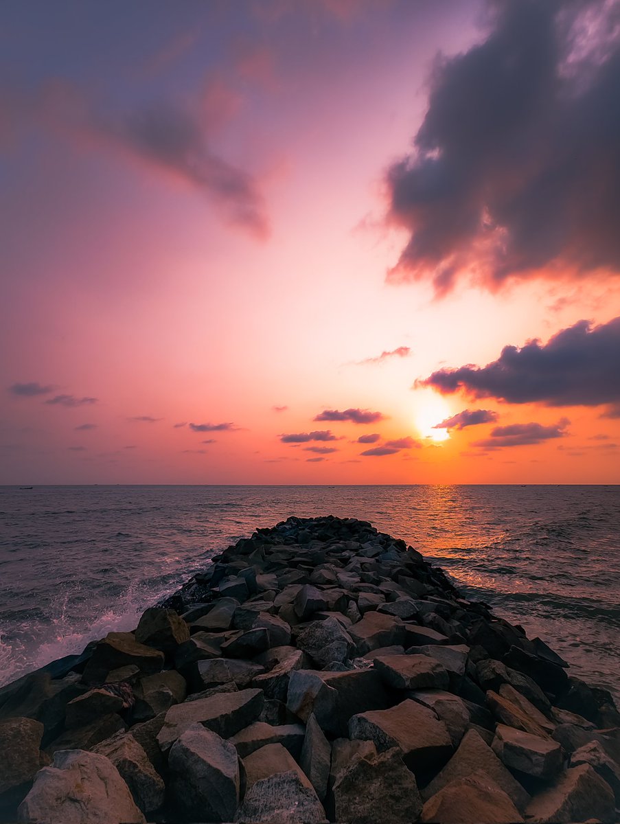 RajeshRKurup1's tweet photo. The ocean breeze puts my mind at ease..
Shot on @nothing Phone (2)
Powered By @Snapdragon @nothingindia
#ShotOnSnapdragon #withNothing #SnapdragonCovers
@Snapdragon_IN
#UnitedBySnapdragon @nothingarabia
#LeadingLines https://t.co/DURTtrATpR