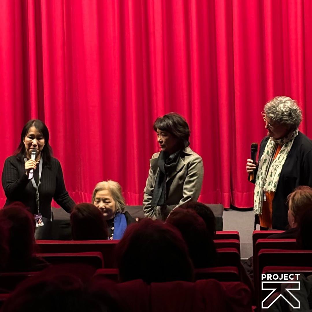 Auf der 74. Berlinale hatten wir die große Ehre „It‘s Okay“ von Kim Hye-young, „A Traveler‘s Needs“ von Hong Sang-soo und „Voices of the Silenced“ von Park Soo-nam zu sehen. Sehr unterschiedlich Filme, die uns alle tief berührt haben! Die Reviews findet Ihr auf Instagram!