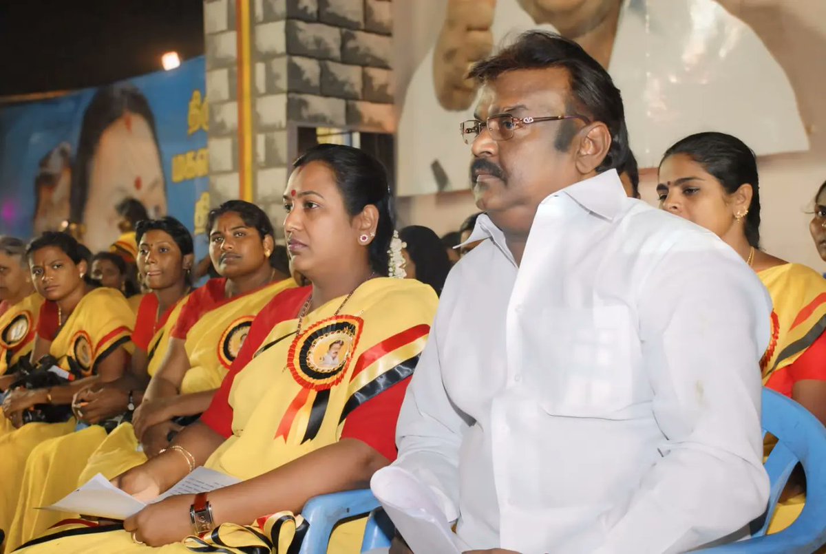 PremallathaDmdk's tweet photo. பெண்கள் நாட்டின் கண்கள் - கேப்டன் விஜயகாந்த் 

உலக மகளிர் தினத்தை முன்னிட்டு, திருச்சி மகளிர் மாநாட்டில் கேப்டன் விஜயகாந்த் அவர்களுடன் எடுத்துக் கொண்ட புகைப்படகள் அவரின் நினைவாக இதோ உங்களுக்காக.

#PremallathaVijayakant #Premallatha
#CaptainVijayakant #Dmdk #InternationalWomensDay https://t.co/yJUCdorHyT