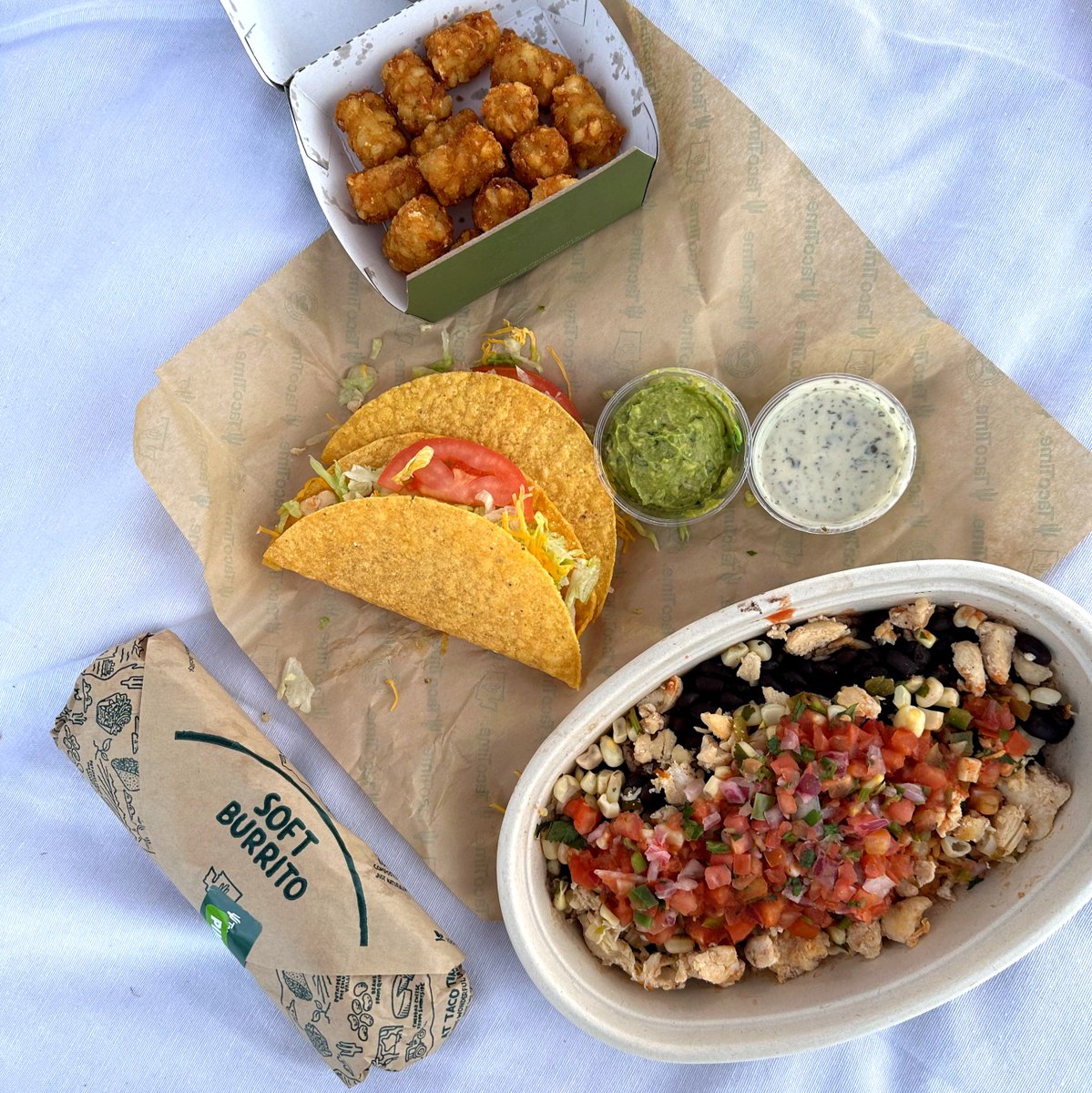 ProjectBionic's tweet image. Picnic season: where you still eat the same things you love, just outside! 😉 🌸 #TacoTimeNW