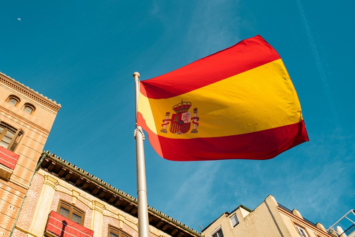 Portugal__com's tweet photo. Spain or Portugal? Which golden visa program is best? https://t.co/6rqn7Nzi7D #goldenvisa #spaingoldenvisa #portugalgoldenvisa #goldenvisaprogram https://t.co/EyGvSfvC7H