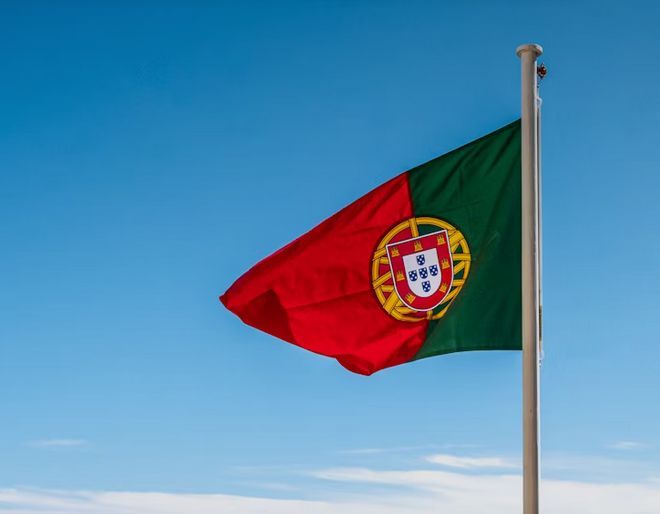 Portugal__com's tweet photo. Spain or Portugal? Which golden visa program is best? https://t.co/6rqn7Nzi7D #goldenvisa #spaingoldenvisa #portugalgoldenvisa #goldenvisaprogram https://t.co/EyGvSfvC7H