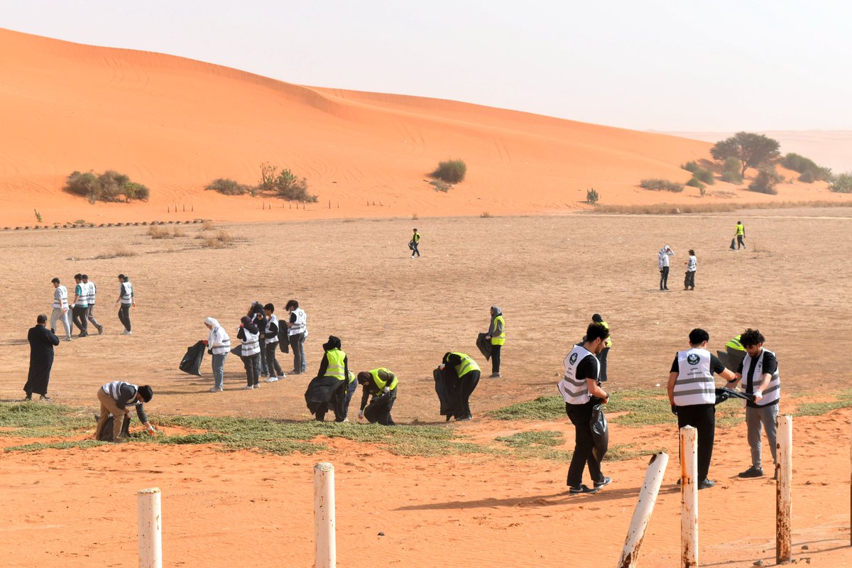 GreenTeamMSA's tweet photo. On Saturday Feb 24th, a group of 102 @MSA_AU students from @Alfaisaluniv joined us in cleaning up Lake Khararah! A special thanks to @Amanatalriyadh for making this event possible. 

Together, we can make a difference! #Vision2030 #RiyadhGreenCleanUp #SustainableLiving 💚 https://t.co/m9a7GhWLPu